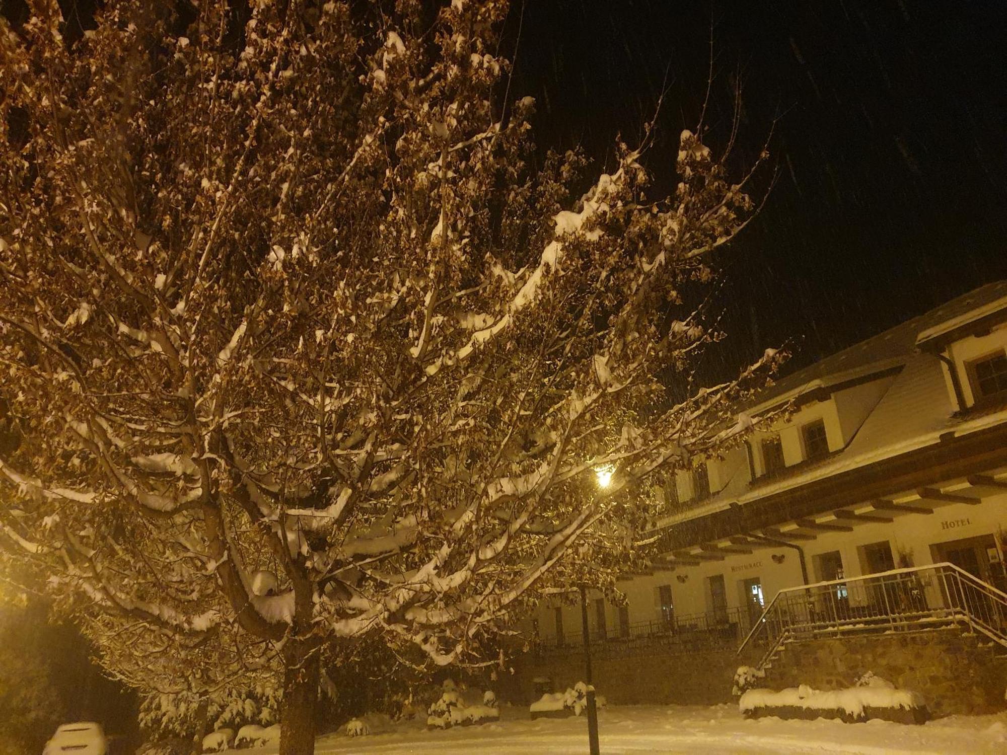 Hotelovy A Jezdecky Areal Dvur Krutenice Exterior photo