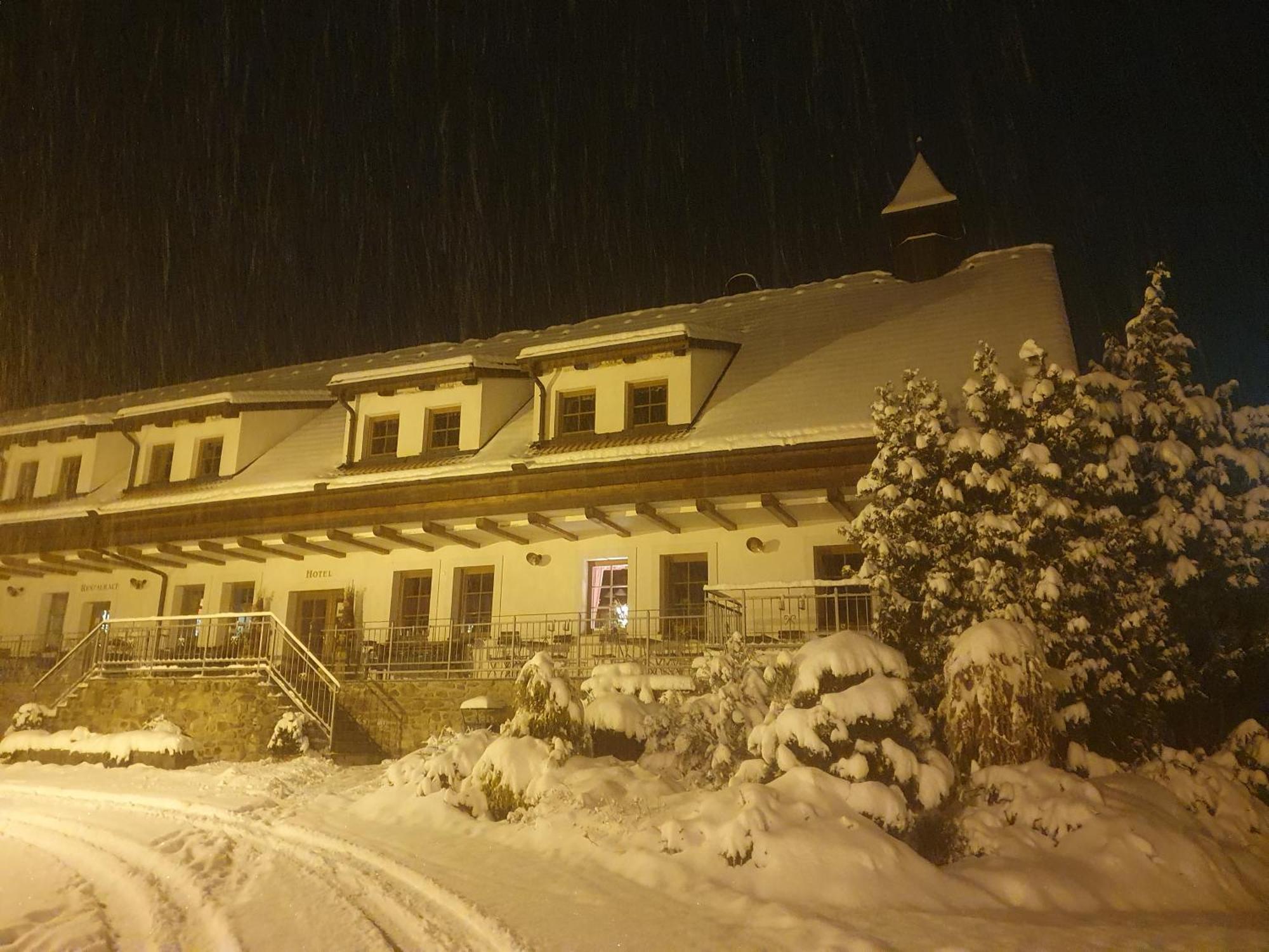 Hotelovy A Jezdecky Areal Dvur Krutenice Exterior photo