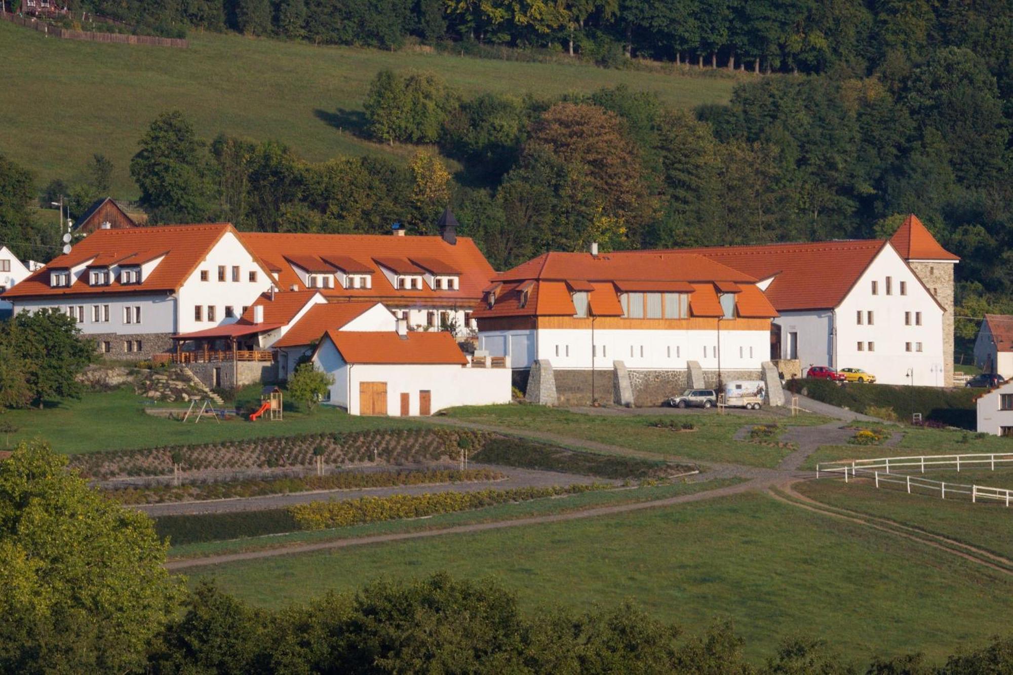 Hotelovy A Jezdecky Areal Dvur Krutenice Exterior photo